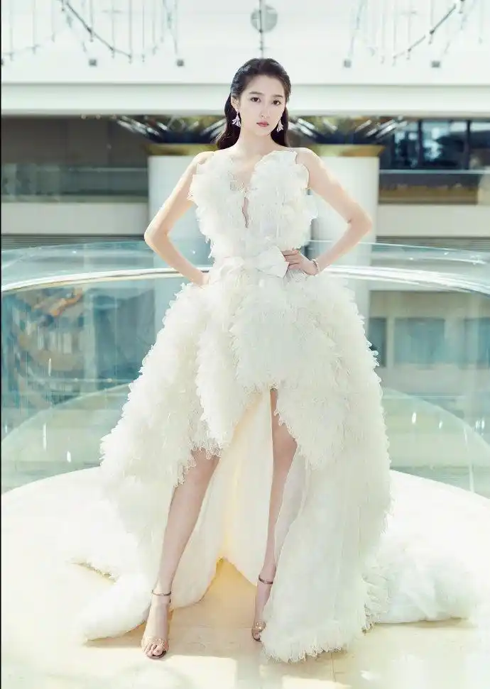 关晓彤身穿白色礼服出席上海电影节红毯,真的是仙女本仙了!