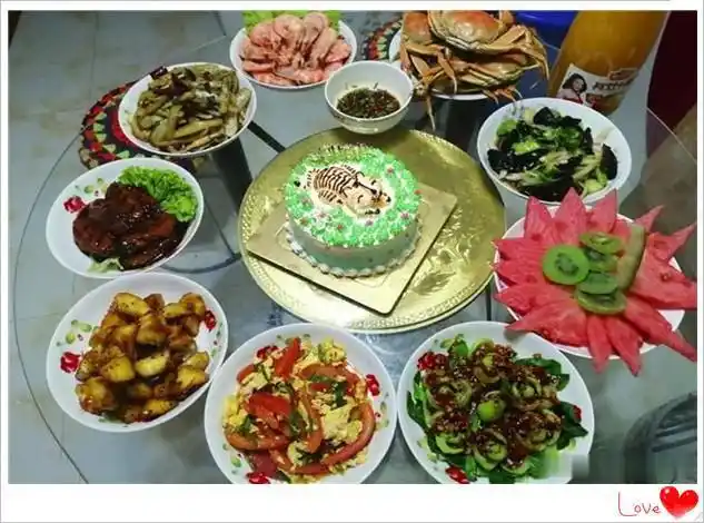 悄悄在家给老婆过生日,我特意做了一桌菜庆祝,下班后她都看呆了