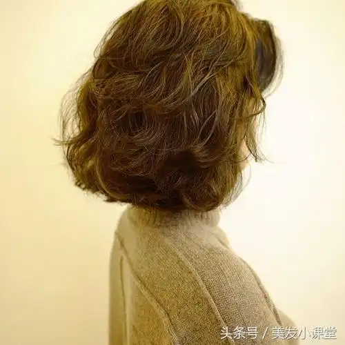 不长不短的头发烫这样的发型优雅又大气