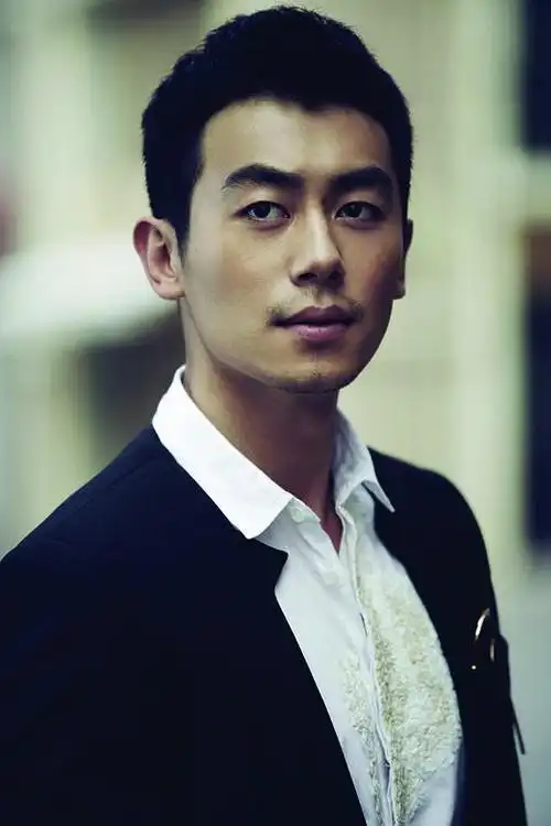 见习记者王雪莹一张棱角分明的脸,再配上淡淡的小麦肤色,朱亚文自出道