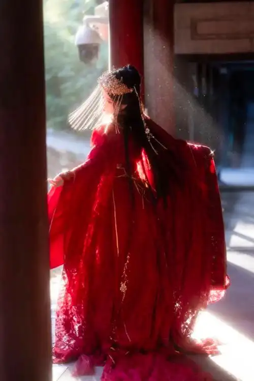 胡嘉欣古风红衣大片上线