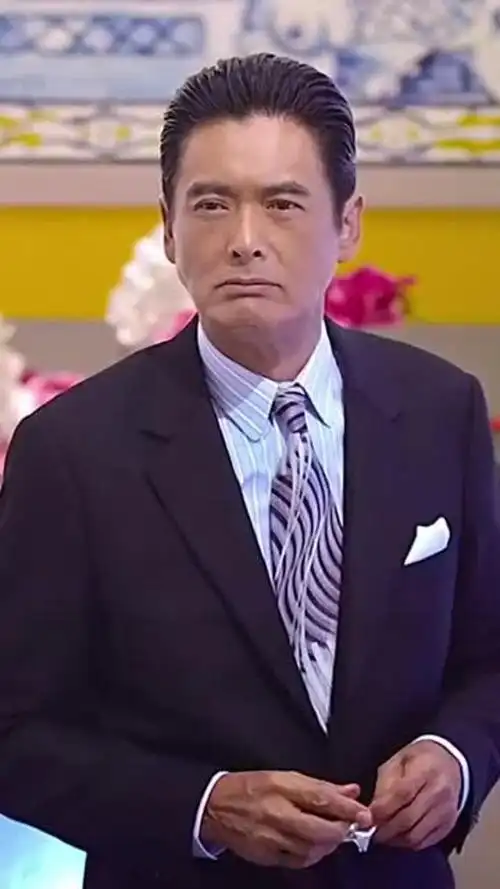 发哥六十多岁,自从梳上大背头,感觉赌神又回来了