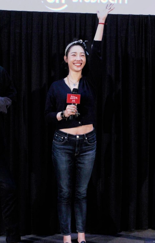 佩服白百何的勇气顶着肚腩穿露脐毛衣低腰仔裤171身高白瞎了