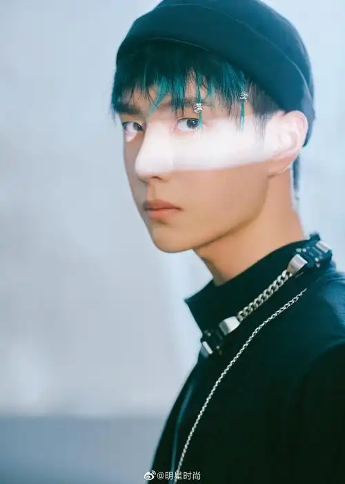 王一博最新造型来袭,黑色口袋机车马甲酷感十足