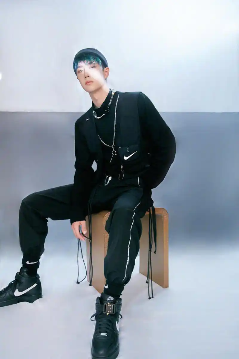 原创王一博《这就是街舞》造型,蓝绿色脏辫帅气不羁,我已经被迷住了