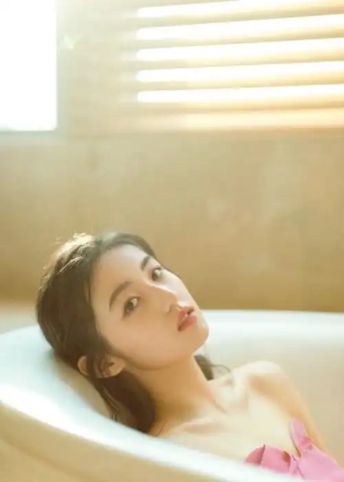 邱淑贞二女儿罕见晒照14岁穿吊带身材火辣