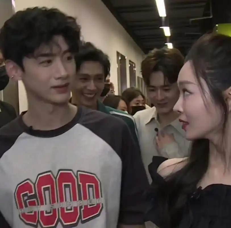 近日,白敬亭和宋轶同框出席活动,这也是两人被拍到恋情后的首次公开