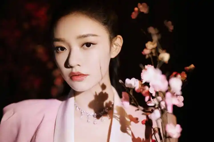 林允儿粉色装性感美腿写真