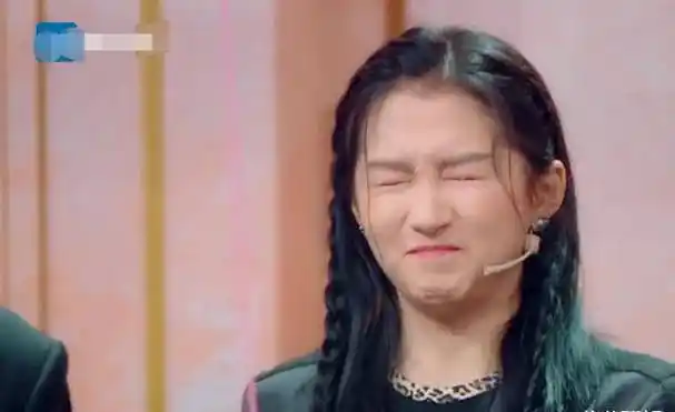 原创关晓彤接受惩罚却没想桶里有水直接冲掉妆容素颜让人吓一跳