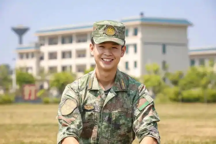 军人笑起来的样子好看又治愈