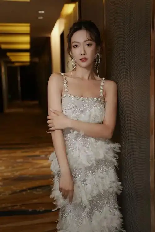 余玥靓丽迷人有态度的时尚