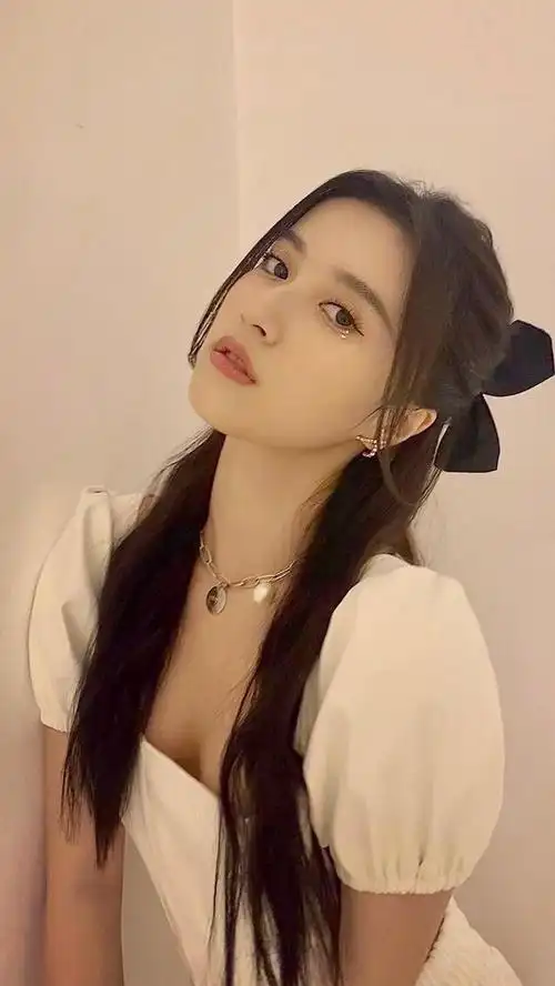 00后中国内地女歌手,演员胡嘉欣