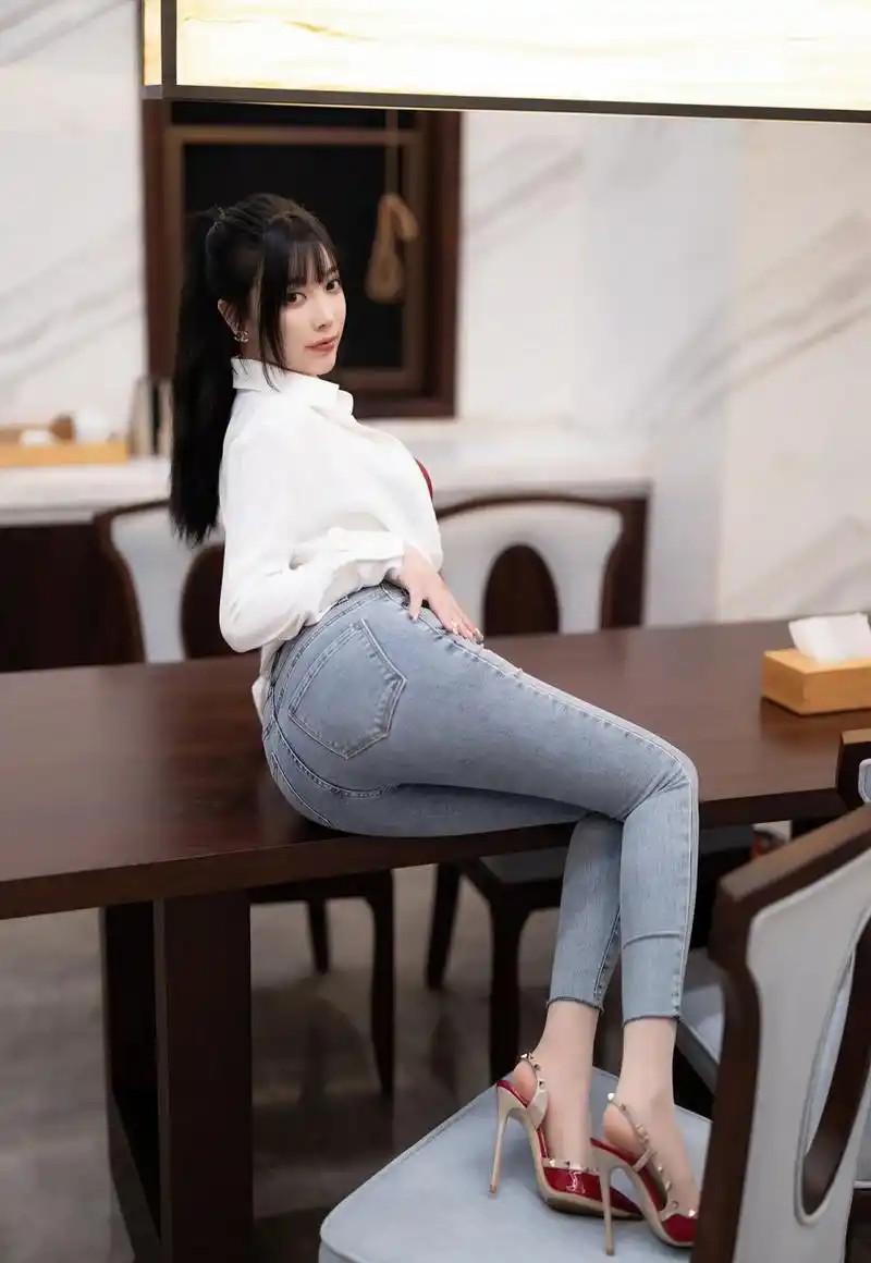 杨晨晨2023高清紧身牛仔裤套图