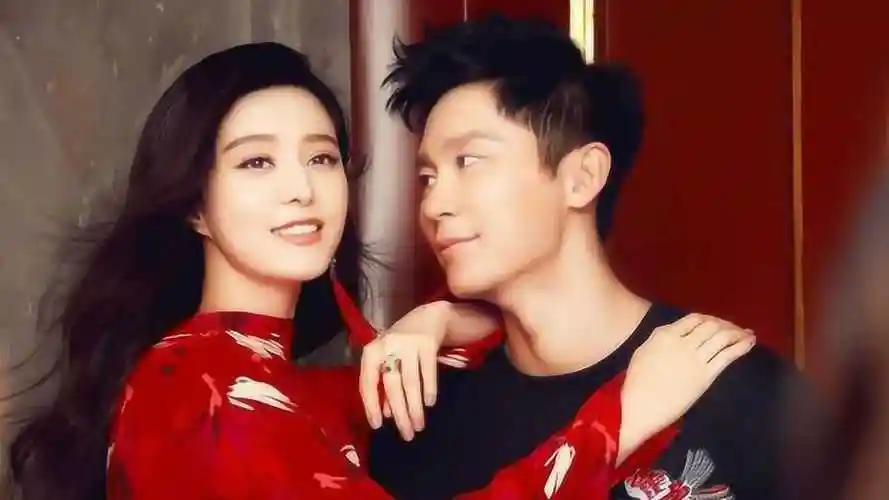 范冰冰李晨拍情侣封面秀恩爱!脚碰脚咬耳朵情义十足!