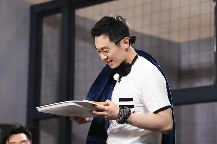 朱亚文《奔跑吧》脱袜大战pk林峯 猫鼠游戏谜底即将揭晓