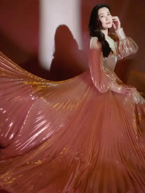 歌手谭晶身着 #atelierbyfang