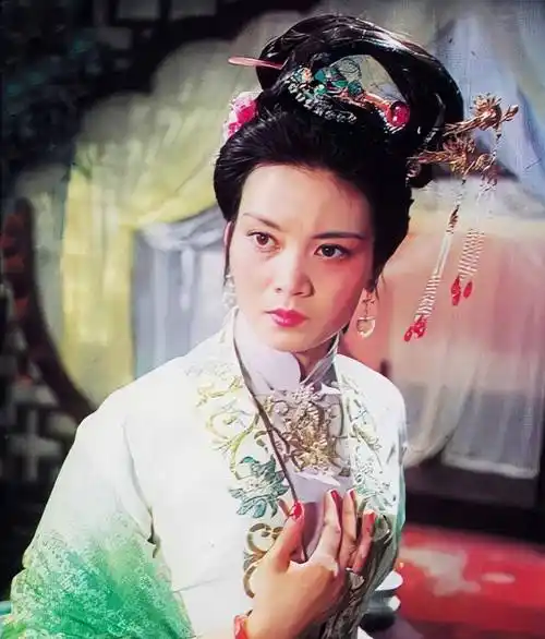 80年代影坛女星古装扮相:龚雪,何赛飞,陈红个个活色生香_女子_老电影