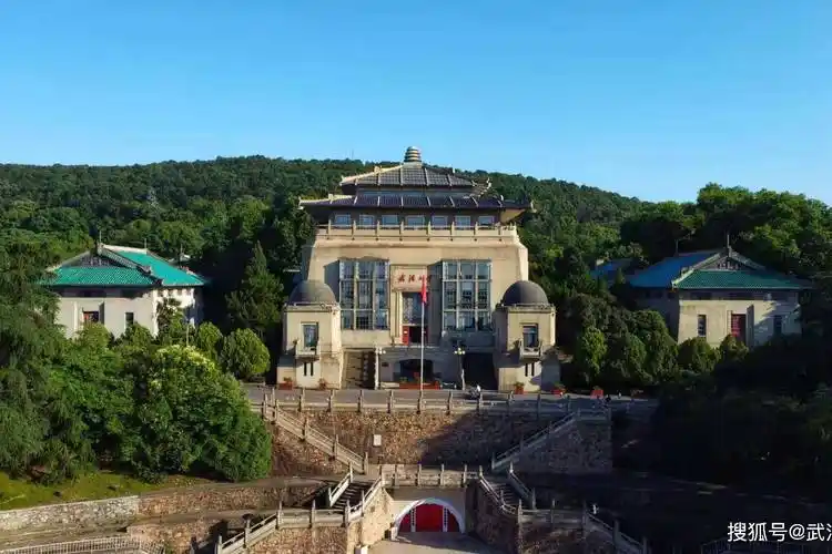 航拍中国最美大学武汉大学风光