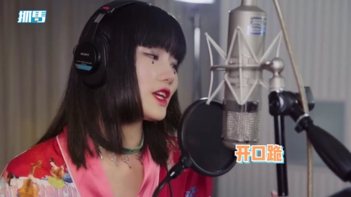 黄龄妩媚演唱《牵丝戏》,嗓音勾人酥麻入骨,穿上浴袍性感撩人