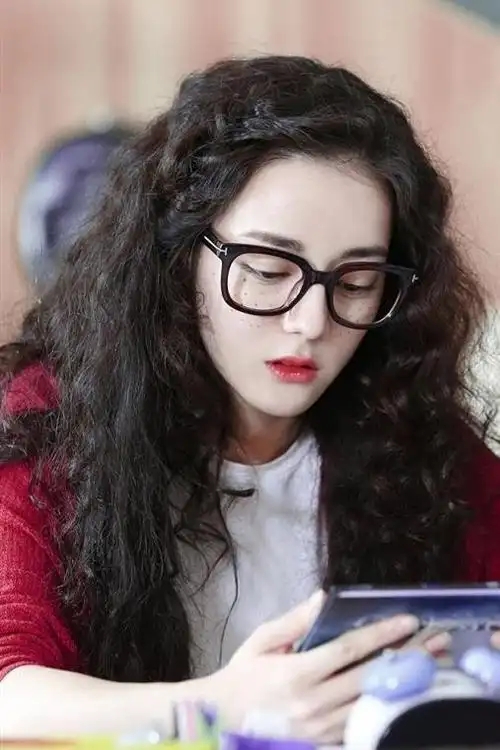 烫发爱好者|女星们爆炸头,泡面卷,而路人最怕这种效果?_网易订阅