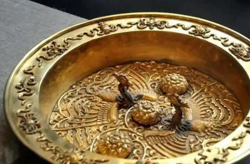 古代没有塑料,木制又失庄重,用有光泽的金属盆倒也是极其合理的事情.