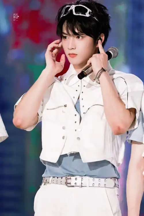 刘耀文超话i#刘耀文#    遇见的都是天意,拥有的都是幸运 世界上有