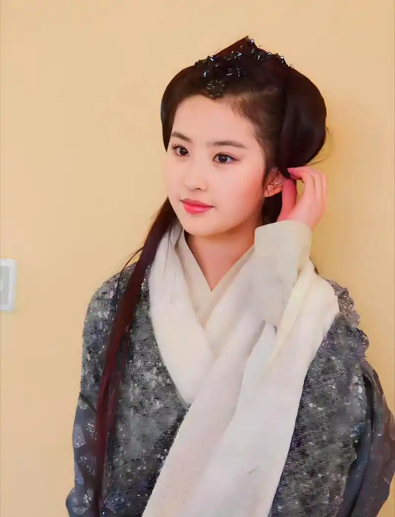 《仙剑三》刘亦菲超高清旧照,奇装异服轻松驾驭,永远为16岁的赵灵儿