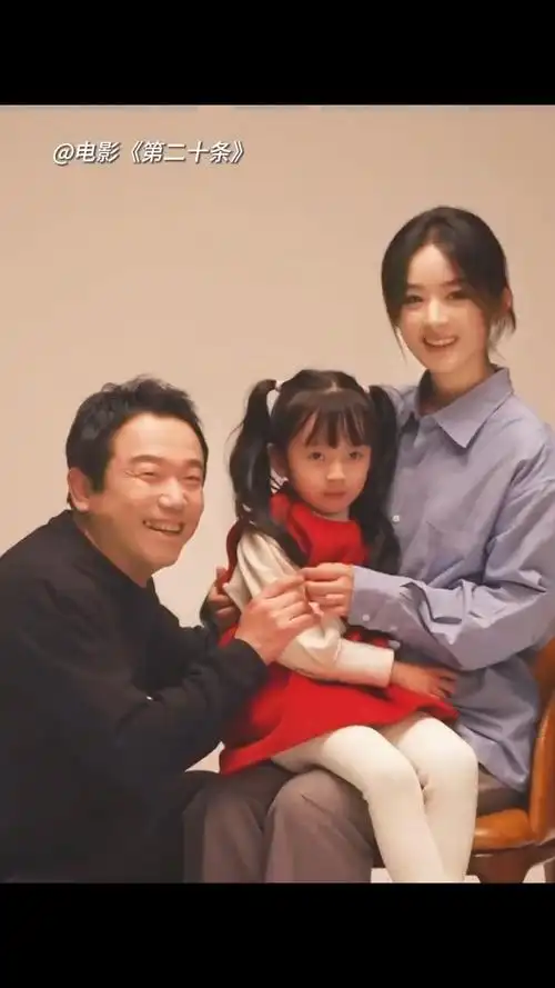 第二十条海报花絮##赵丽颖抱娃拍照