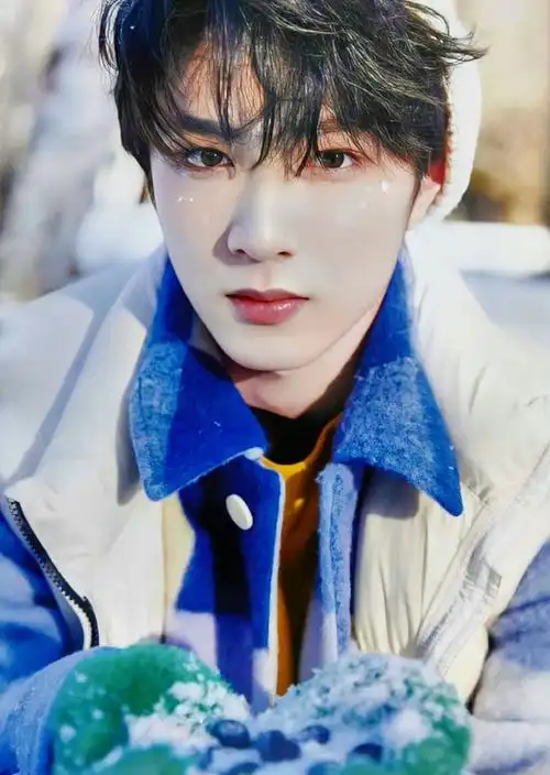 wow~私信收到了这张团pb的高清怼脸扫图  好帅!  #青年演员刘耀文