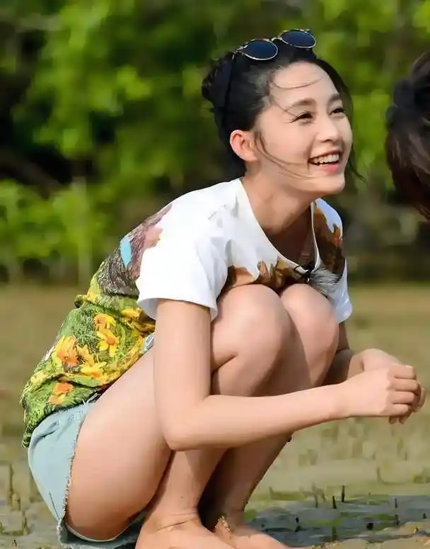 李沁的身材有多撩?看她蹲在沙滩上的样子,网友:太美了!