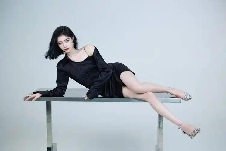 许佳琪黑裙造型酷飒风写真释出 ,短发红唇时尚魅惑