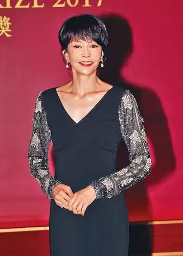 郑裕玲年过60依旧自信,透视薄纱拼接印花裙,瘦到脱相却很真实