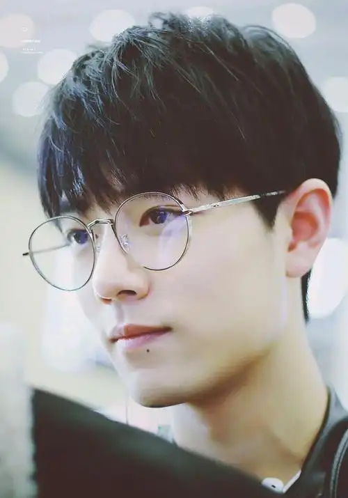 肖战金丝眼镜大赏!网友:啊!妈妈我恋爱了!