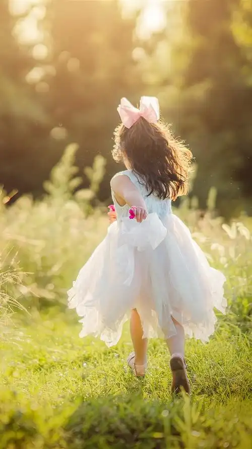 壁纸 愉快的小女孩,奔跑,绿草,阳光,夏天 5120x2880 uhd 5k 高清壁纸
