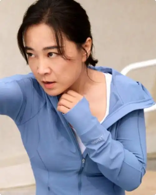 被贾玲近照惊艳,扎高马尾穿运动装太减龄,皮肤紧致状态似少女