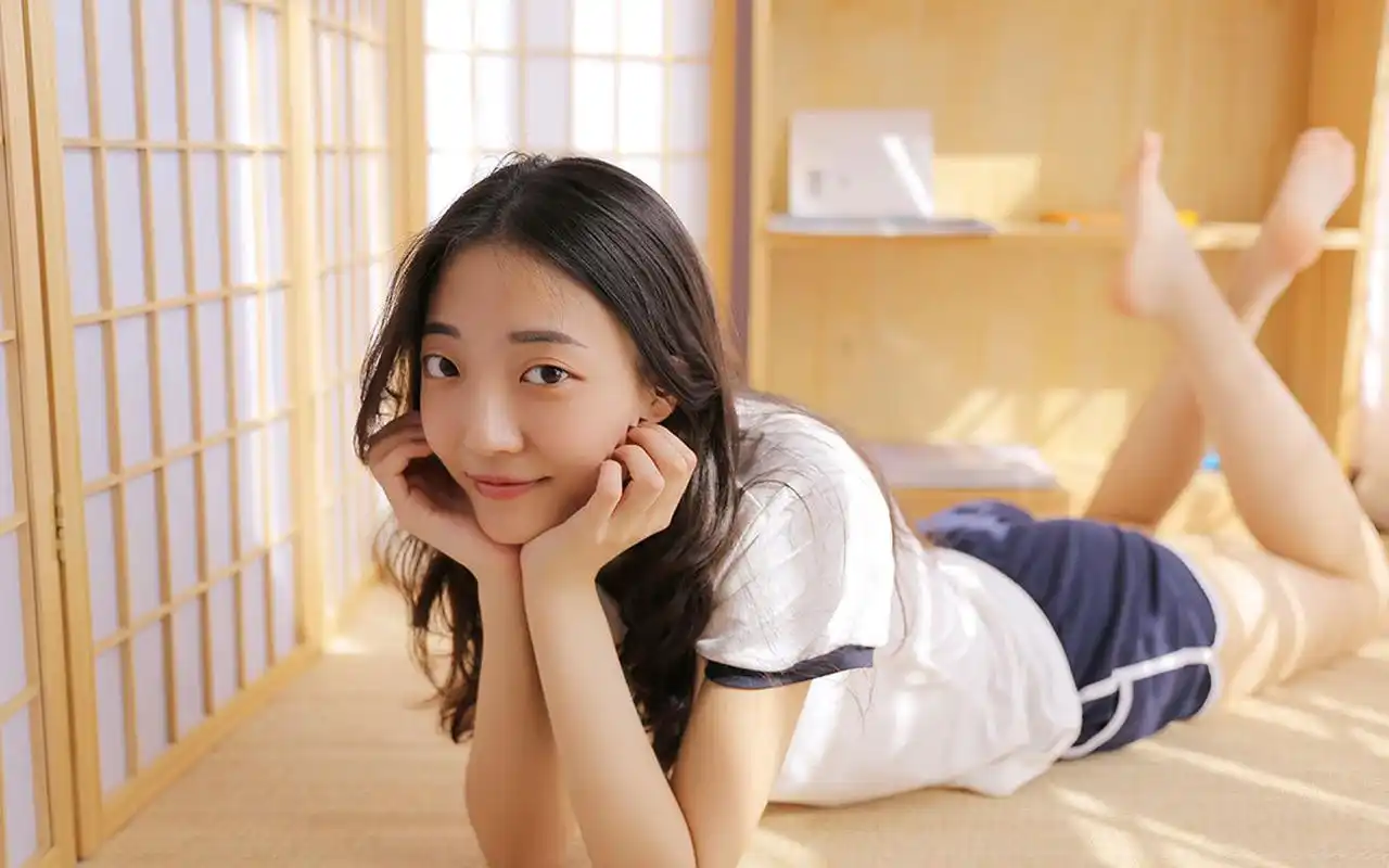 运动服美女性感写真高清电脑桌面壁纸