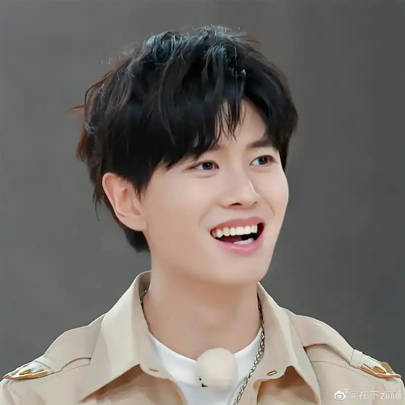 嗨放～嗨放～嘉伦好开心啊～#任嘉伦 #可爱到犯规 #向全世界 - 抖音