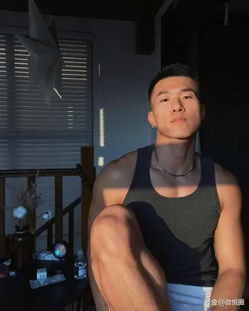 看到这个肤色黝黑,留着圆寸的小伙子,应该没有多少人不喜欢吧?