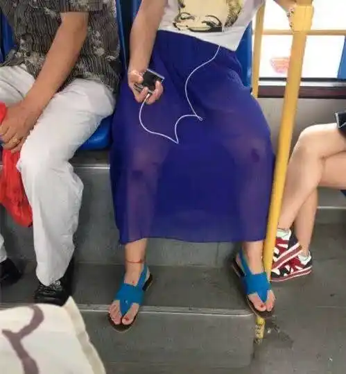 妹子,你裙子太薄了,把膝盖上的小秘密都暴露了,真尴尬