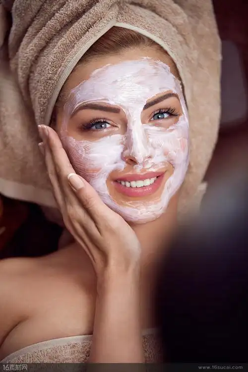 面对镜头微笑的外国模特护肤品广告高清摄影图片 - 素材中国16素材网