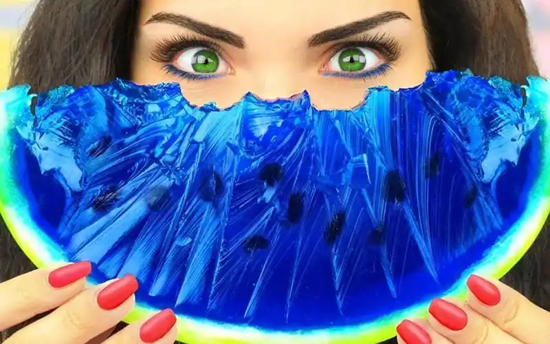 美女亲手制作"蓝色西瓜",切开后亲自试吃,网友:啥滋味?