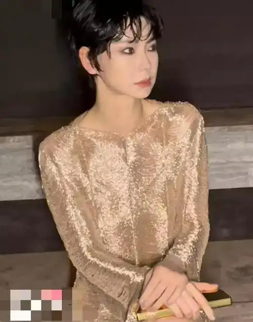 戚薇时装周露面:被批瘦成纸片人,含胸驼背,侧脸浮肿冲上热搜