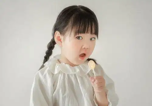 圆胖脸女孩齐刘海双 麻花辫发型