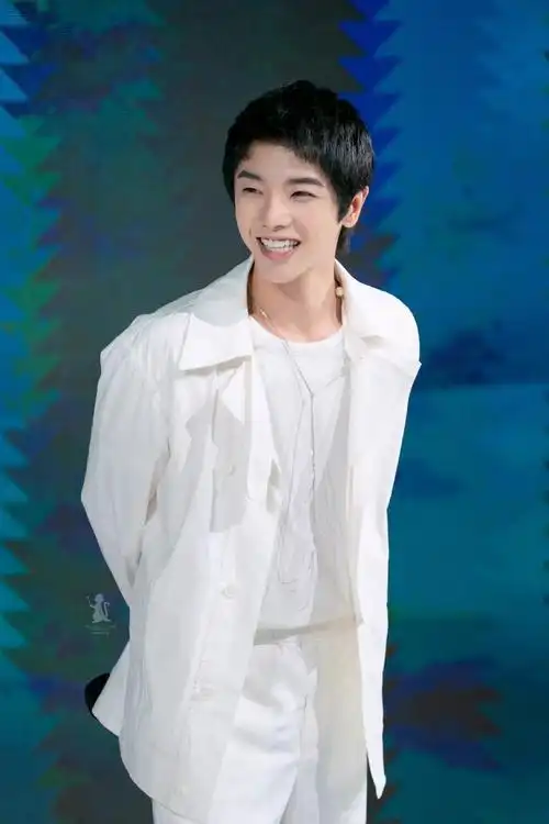 华晨宇上海见面会壁纸送上笑起来好看的要命