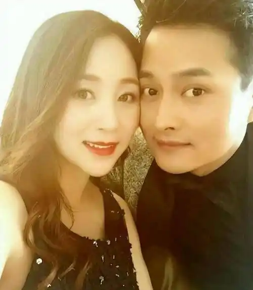 草根歌手云飞:成名后抛妻弃女,与小12岁郭津彤结婚,现状如何?