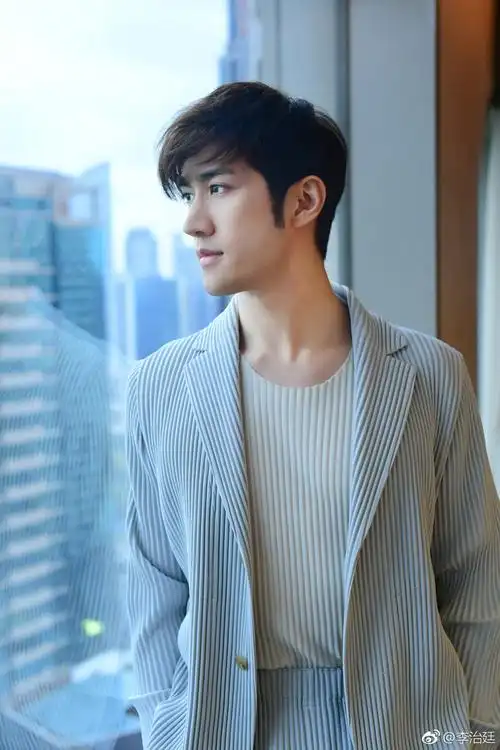 李治廷从小就在加拿大居住,到了五岁才返回香港.