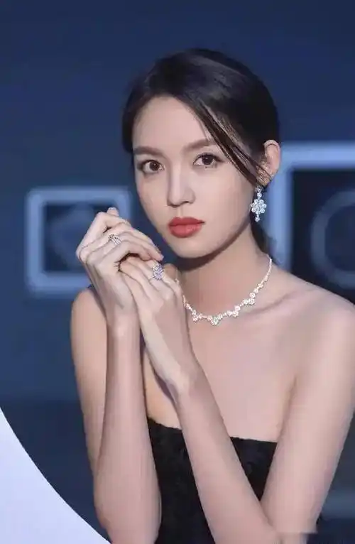 [张梓琳的迷人写真,真乃人间极品,美貌与才华的极致展现!