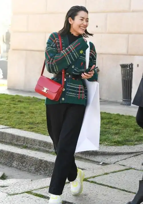 刘雯墨绿色毛衣搭配红色包包复古又惊艳