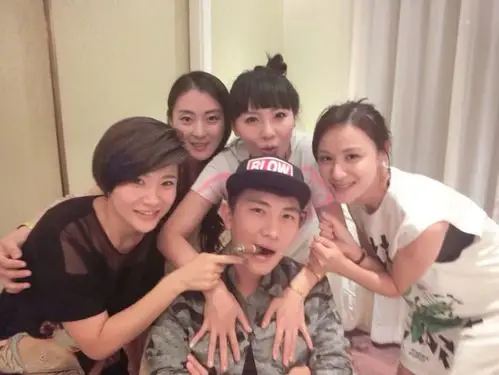 大左私密庆生照曝光与叶一茜献吻遭袭胸