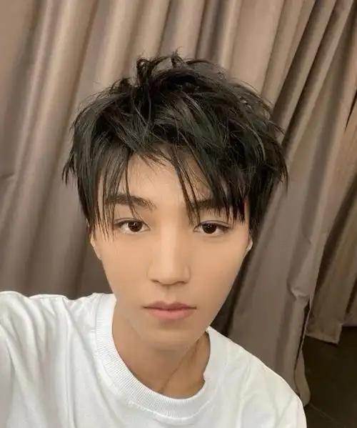 王俊凯男士碎盖发型适合多种脸型,以下为您介绍一些常见的适合脸型